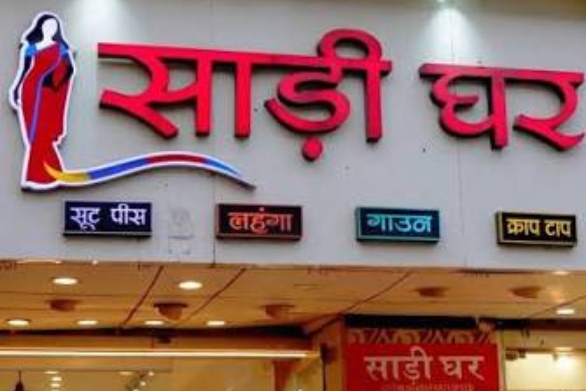 Mannequins displaying sarees outside Saree Ghar store at Vijay Chowk, Gorakhpur